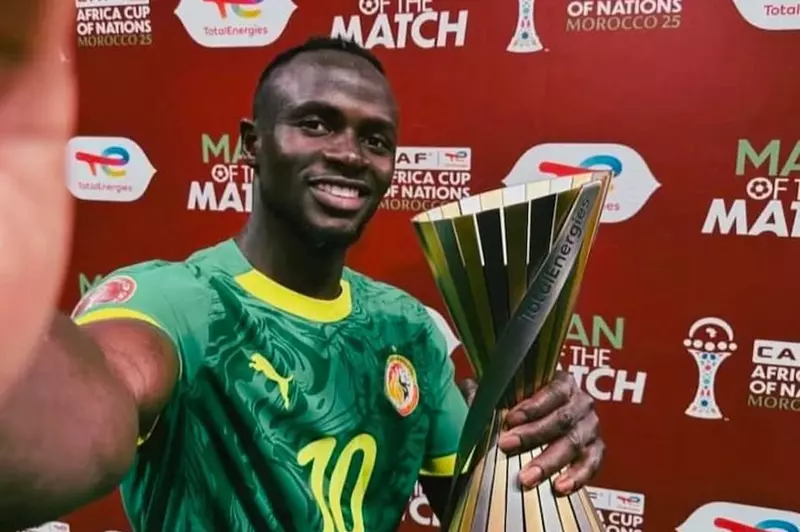 الاتحاد السنغالي يكشف ليلا كورة.. هل طلب كاف من ماني إعادة جائزة أفضل لاعب بأمم أفريقيا؟ 